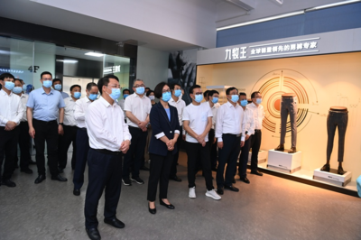 借鑒泉州經(jīng)驗(yàn) 促進(jìn)產(chǎn)業(yè)升級(jí)——吳忠瓊率我市黨政考察團(tuán)赴泉州學(xué)習(xí)體育用品產(chǎn)業(yè)發(fā)展